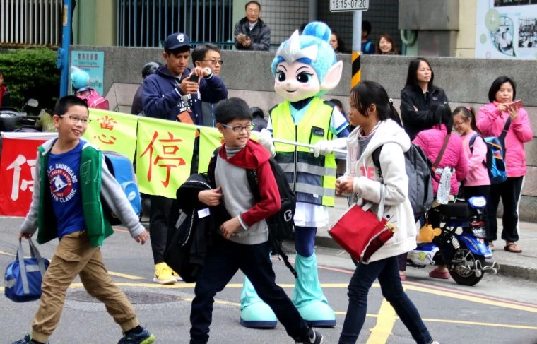 富邦悍將吉祥物Bonnie擔任導護精靈,引導學員過馬路。
