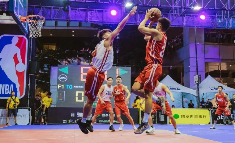 台灣年度最盛大激烈的三對三籃球賽事之一「國泰NBA3x」,即將於今年三月份起開放報名。圖為2018年「國泰NBA3x」總冠軍賽「魯肉飯」大戰「美芝堡早餐店」,雙方廝殺至最後一刻才由「魯肉飯」驚險拿下冠軍。