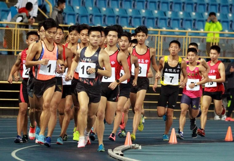 高男組3000障礙挑燈夜戰。林嘉欣/攝影。