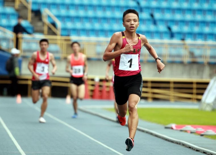 高男5000公尺冠軍李明吉(前)。林嘉欣/攝影。