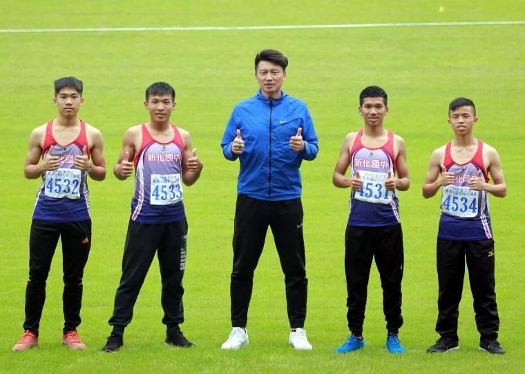 江淋稚(左起)、吳云耀、 魏浩倫、江杰緯和教練胡文瑜(中)。林嘉欣/攝影。