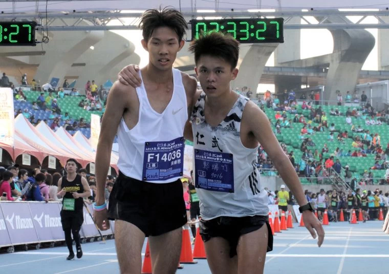 在地高雄選手鄭瑞竹(右)獲得全馬國內男子組第一名。高雄市政府運動發展局提供