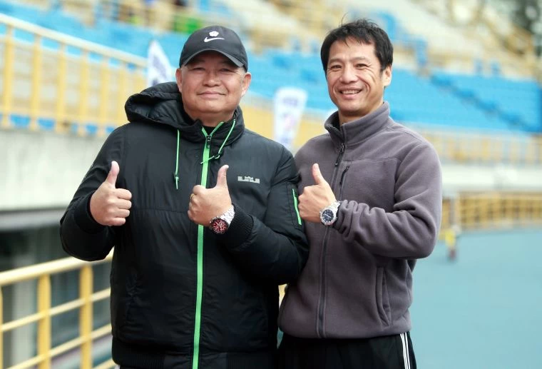 內湖高中教練吳政育(右),是成淵高中教練潘瑞根(左)高徒。林嘉欣/攝影。