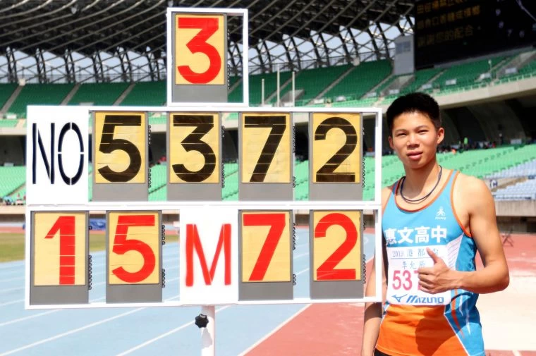 李允辰在港都盃全國田徑錦標賽以15.72公尺奪金,讓高懸21年的大會紀錄作古。林嘉欣/攝影。
