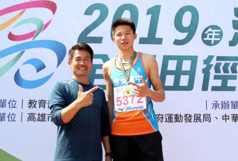 李允辰(右)和教練蔡欣憲。林嘉欣/攝影。