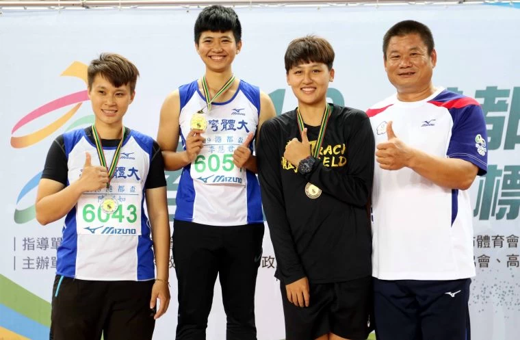 李慧君(左二)57公尺15打破女子標槍全國紀錄。林嘉欣/攝影。