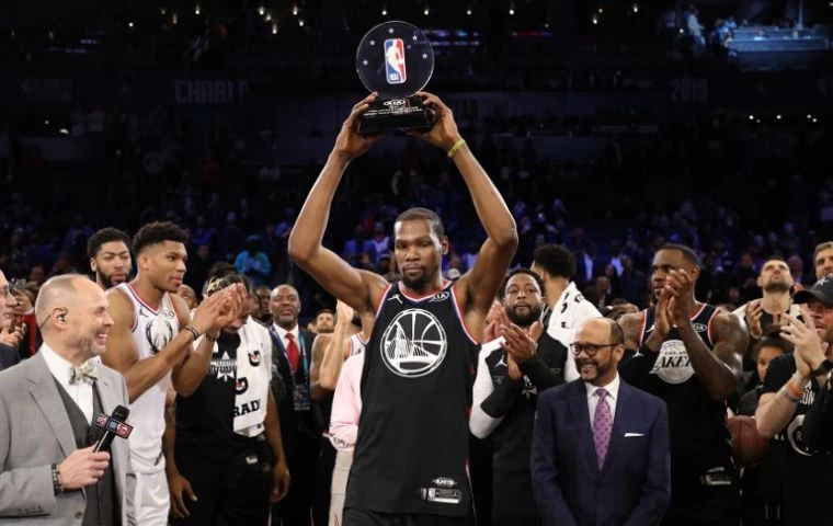 杜蘭特獲明星賽MVP,他高舉起獎盃。(法新社)