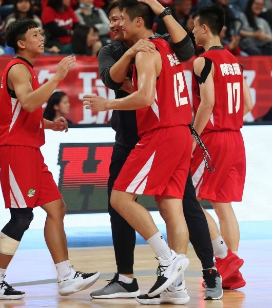 青年涂亦含投進致勝球。