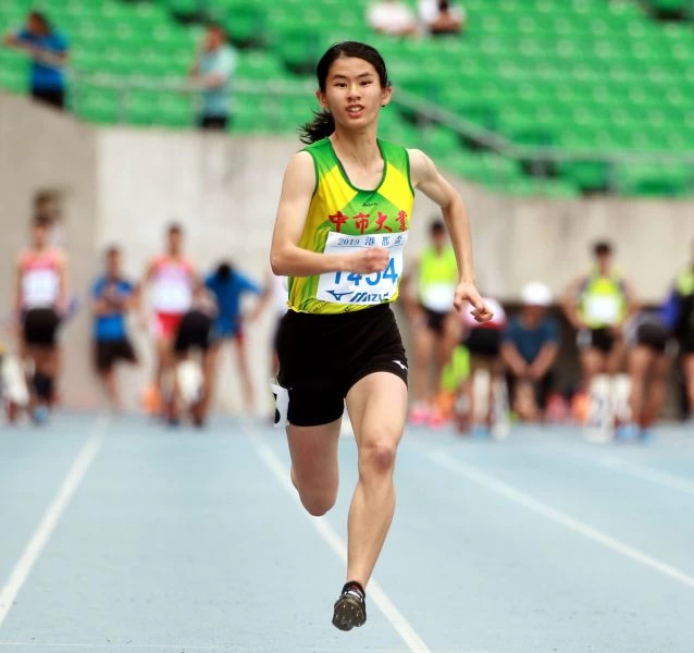 許樂奪港都盃國女一百公尺冠軍。林嘉欣/攝影。