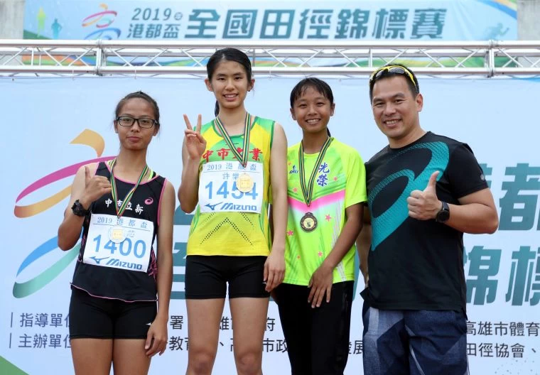 許樂(左二)奪港都盃國女一百公尺冠軍。林嘉欣/攝影。
