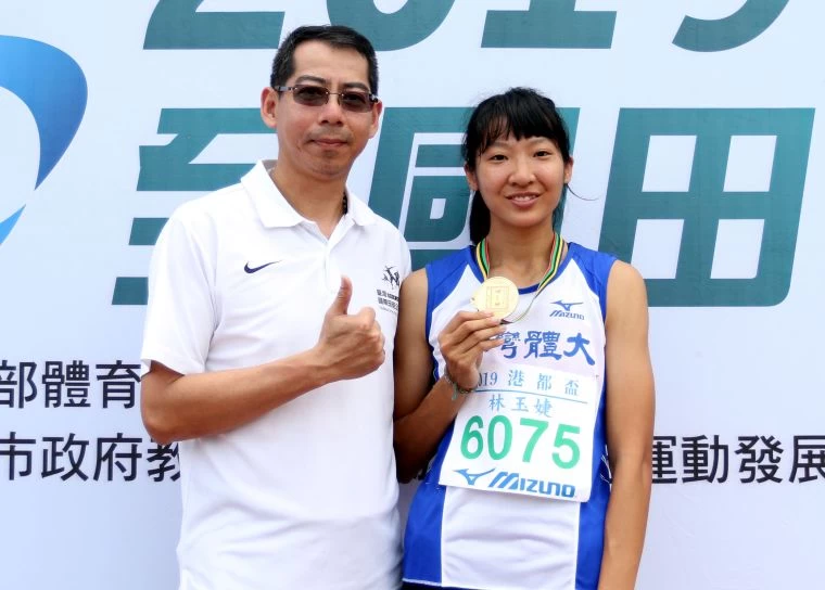 公開女四百金牌臺體大林玉婕破大會,和教練陶武訓合影。林嘉欣/攝影。