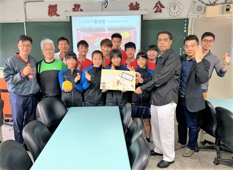 亞洲藤總會長哈林（右3）與士林國中藤球隊相見歡／中華藤協提供