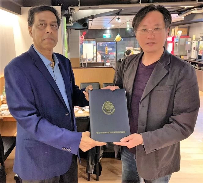 亞洲藤總會長哈林（左）中華藤協理事長蔡鴻鵬正式簽訂「2019亞洲青少年錦標賽」合約／中華藤協提供