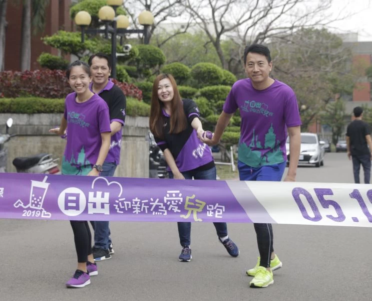 用愛串連139,會後接力路跑,王董事長及副總將珍奶杯接力棒交給大使張芷瑄以及六角同仁起跑。