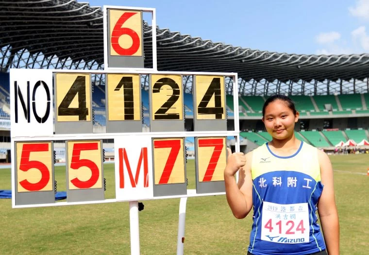 在港都盃高女鏈球將高懸16年大會紀錄,推進逾4公尺的北科附工洪吉嫻。林嘉欣/攝影。