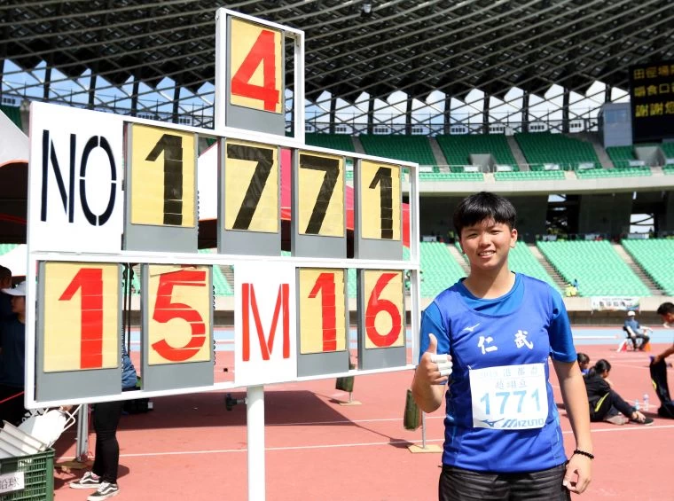 趙翊亘在港都盃田徑賽以15公尺16破大會。林嘉欣/攝影。