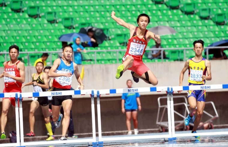 張庭豪(右二)、林恢安(右三)和吳沛家(右)都打破國男400m跨欄大會紀錄。林嘉欣/攝影。