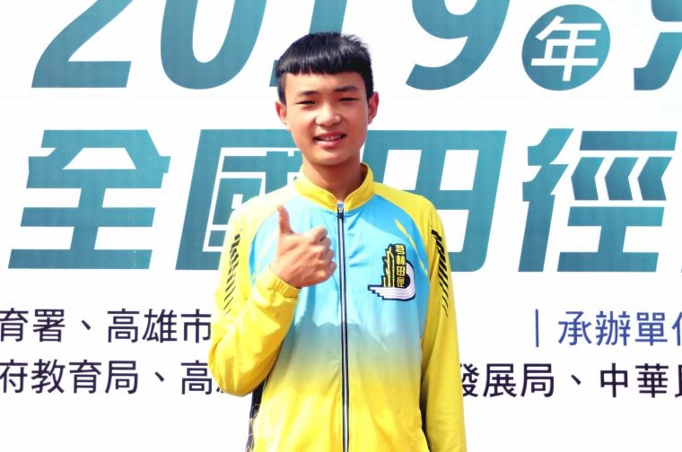 芎林國中林羽銨以1公尺89勇奪港都盃田徑賽國男跳高金牌。林嘉欣/攝影。