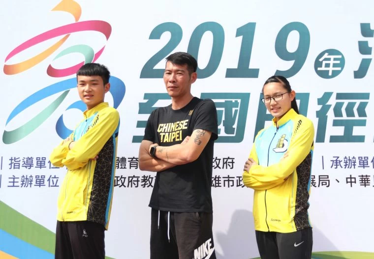 林羽銨(左)、張嘉妤(右)和教練陳鴻傑。林嘉欣/攝影。