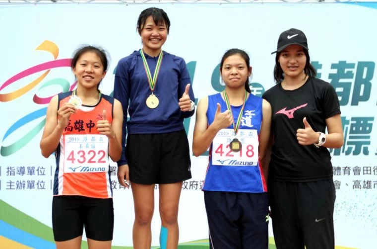 高女四百公尺前三名楊睿萱(左二)、王柔諠(左)和許嘉恩(右二)都破大會。林嘉欣/攝影。