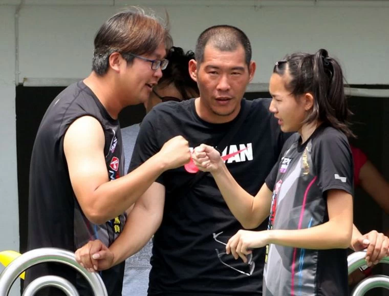 張嘉妤(右)重新找到方向,教練鍾彩榮(左)和陳鴻傑超開心。林嘉欣/攝影。