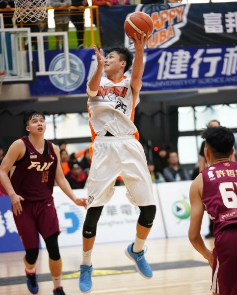 國體大一中鋒林正拿下8分、7籃板。