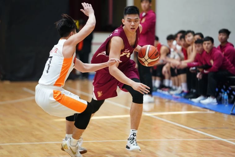 輔大曾祥鈞12分、13籃板「雙十」。大會提供