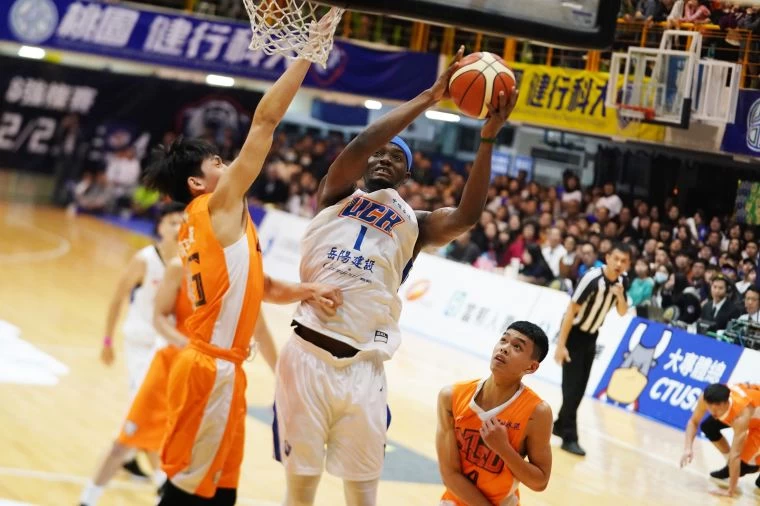 健行石博恩12分、12籃板「雙十」。