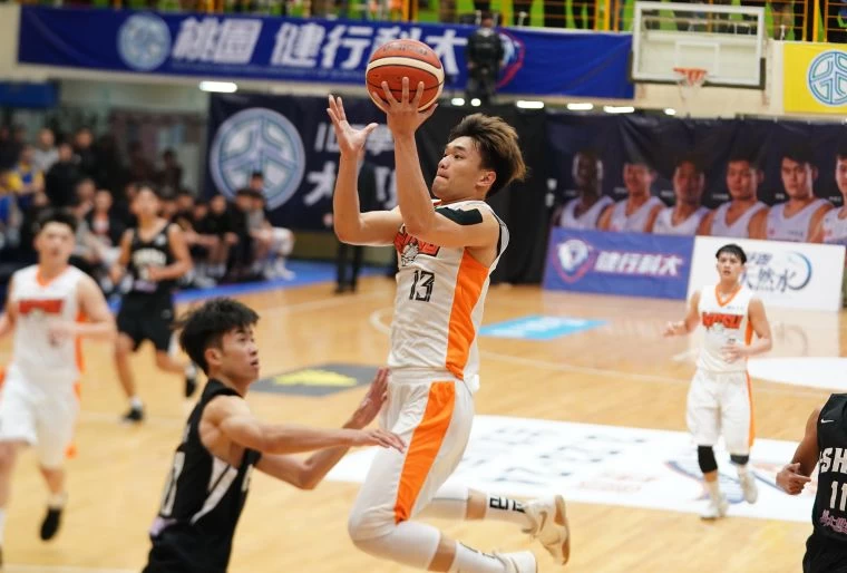 國體陳偉錚拿下8分、7籃板。