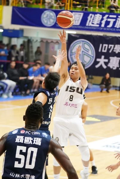 義守吳彥侖9投中4得18分、4籃板。