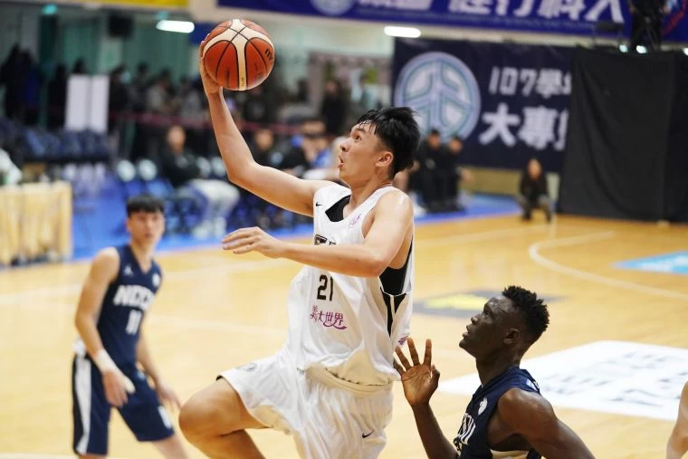 義守呂威霆拿12分、10籃板。