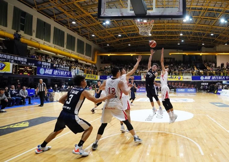 臺師大力克政大,拿下19連勝。