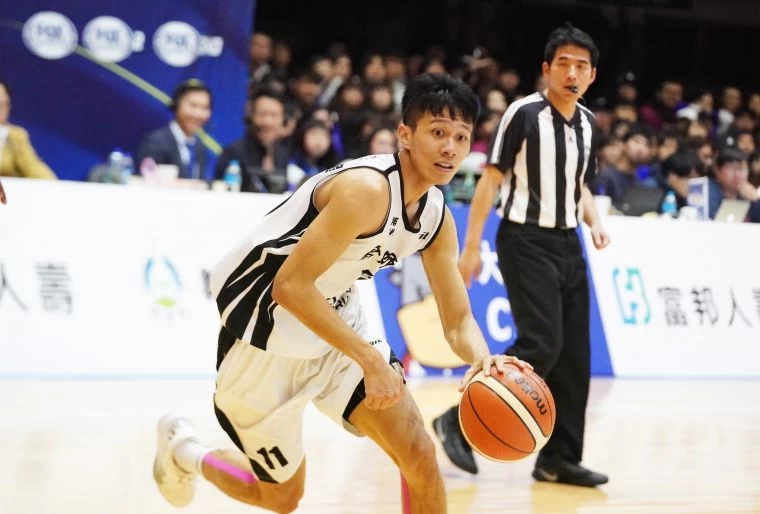 高師羅振峰三分球4投中2得12分、6籃板。