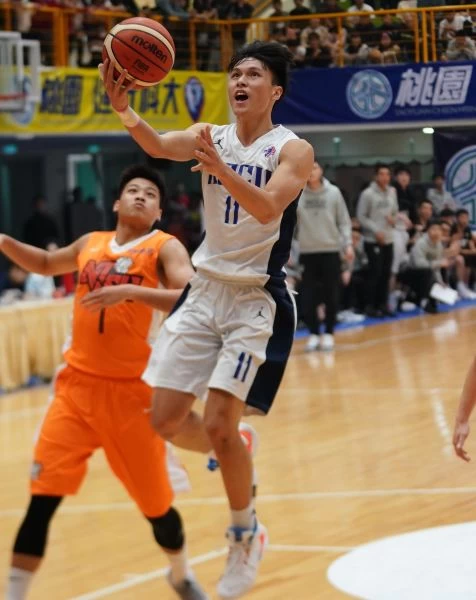 政大洪楷傑得17分,5籃板及助攻、抄截各3。