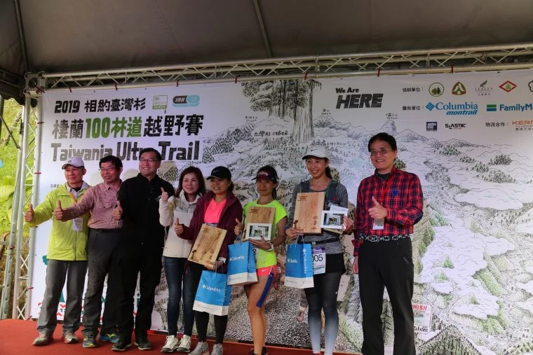 高俊雄署長(右)頒發54K女子組前三名獎項(右四至右二)。