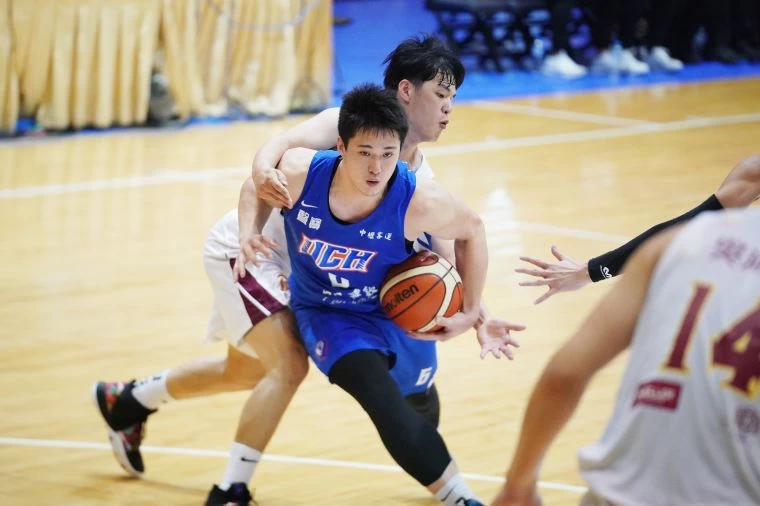 健行林冠均9分、6籃板。