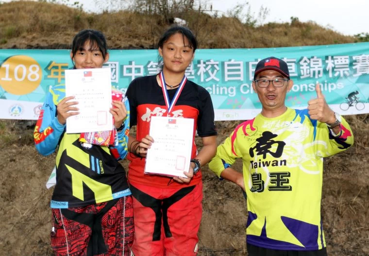 黃佳佳(中)和黃佳萱(左)姐妹檔包辦高女和國女冠軍，爸爸黃登科超開心。中華民國自由車協會／提供。
