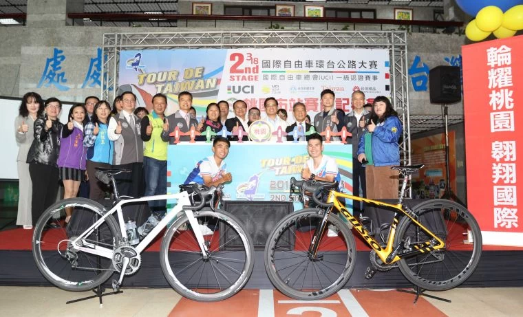 環台賽中華隊國手彭源堂(前排右)和王景徽(前左)和桃園市長官及各區區長,邀請大家一起在環台賽時為中華隊加油。中華民國自由車協會/提供。