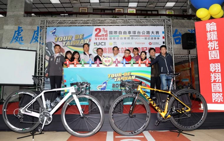 桃園市長官和環台賽所經路線之區長一起為桃園站進行啟動儀式。中華民國自由車協會/提供。