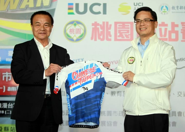 中華民國自由車協會秘書長李開志(左),致贈國家隊紀念車衣給桃園市副秘書長邱俊銘。中華民國自由車協會/提供。