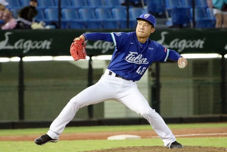 富邦悍將賴鴻誠2019年月薪30萬元,加薪8萬元為全隊最多。