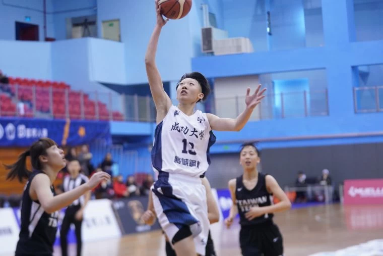成功大學陳亭安攻下27分、17籃板、11抄截,完成大三元。
