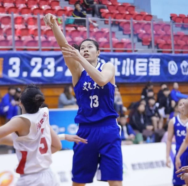 文化大學戴宜庭拿下23分、13籃板。