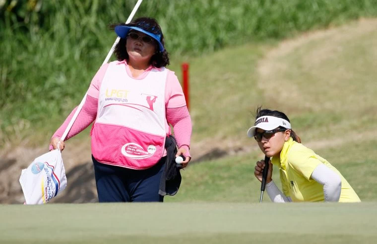 林子麒71桿(-1),暫排第二,母親當桿弟。葉勇宏攝