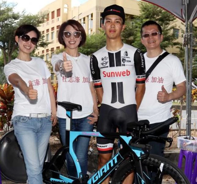 杜媽媽(左二)專程從香港飛來台,和親友一起幫杜志濠加油。林嘉欣/攝影。
