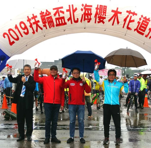 扶輪盃北海櫻木花道自行車挑戰由前扶輪社社長侯禮仁(左起)、現任社長吳明勳、騎士協會理事長董俊仁和前任理事長陳春發共同鳴槍。中華民國自行車騎士協會/提供。