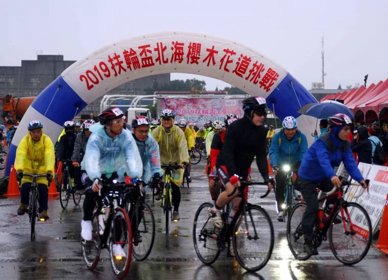 扶輪盃北海櫻木花道自行車挑戰在雨中出發。中華民國自行車騎士協會/提供。