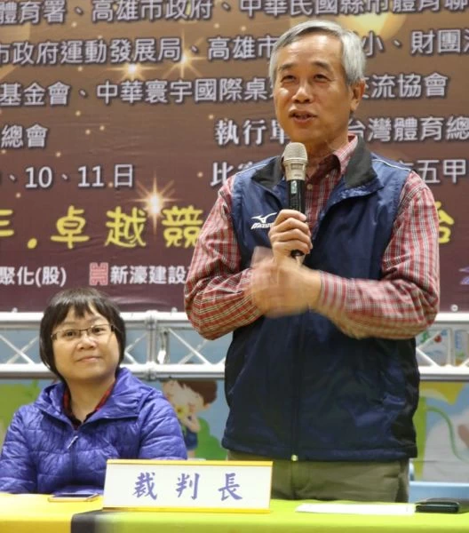 高雄市政府運動發展局代理局長周明鎮致詞時指出,桌球運動老少咸宜,既能鍛鍊身體,又能訓練專注力與反應力。高雄市政府運動發展局提供