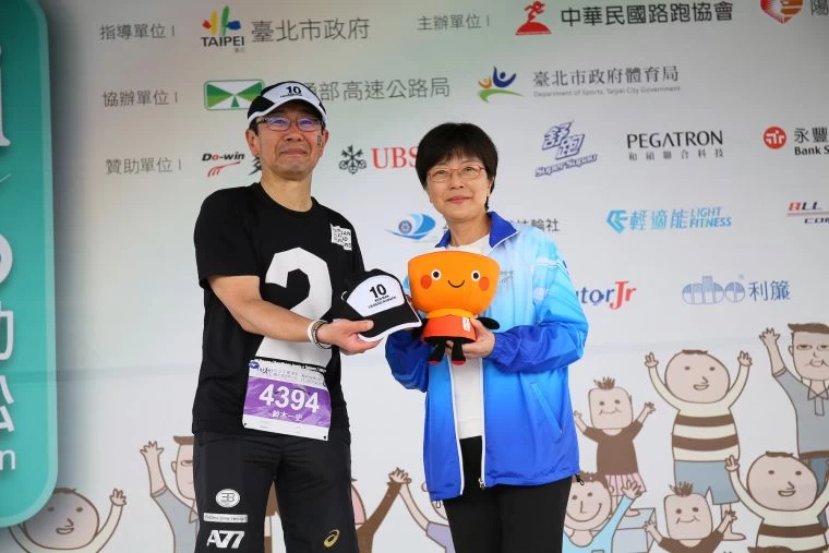 岩手縣縣南廣域振興局經營企畫部長鈴木一史(圖左)，賽後特地送上岩手縣當地吉祥物娃娃「小籠包」，期盼台灣與日本的馬拉松賽事能夠多多交流。主辦單位提供
