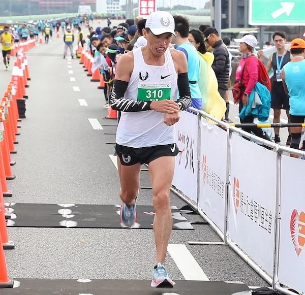 男子全馬由陳立羣以2小時39分51秒成績，在國內封王。主辦單位提供